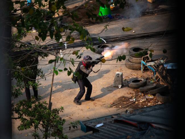 Agente de seguridad de la dictadura dispara contra manifestantes en Myanmar