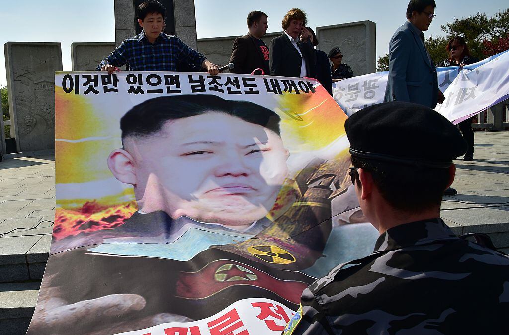 Desertores norcoreanos muestran carteles contra el régimen de Kim Jong Un antes de lanzar globos con propaganda desde el Sur.