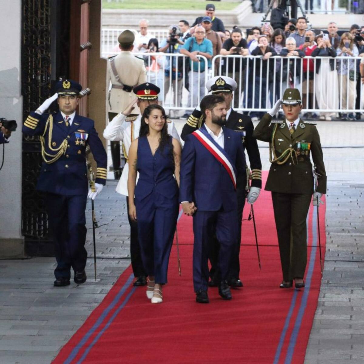 Así fue la llegada del Presidente Boric a La Moneda: recibió por última vez los honores de la Guardia de Palacio