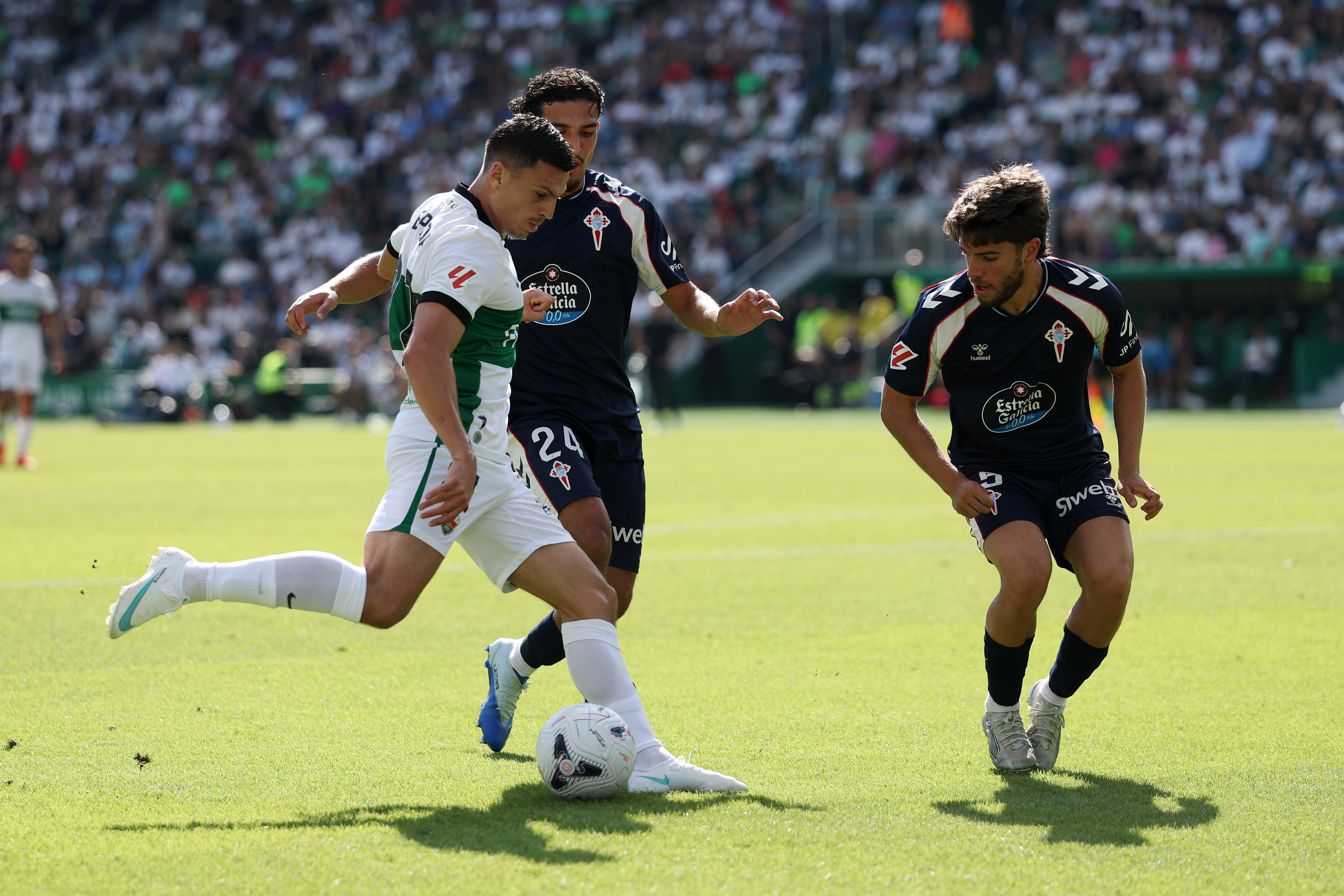 Lucas Cepeda y Elche consiguen un respiro en España