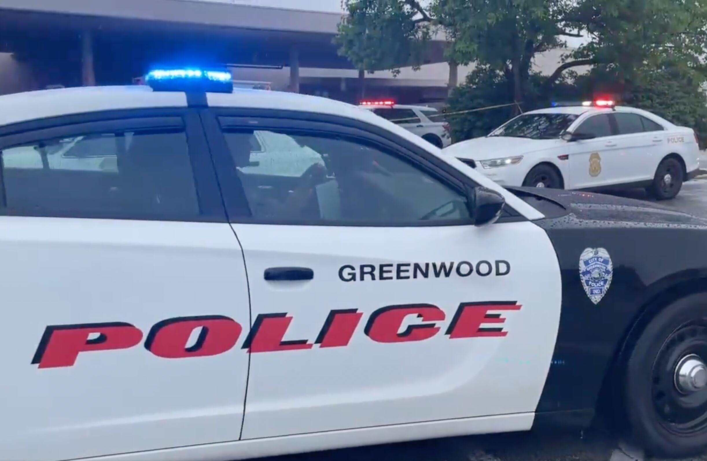 La policía llega hasta la escena del tiroteo en un mall de Greenwood