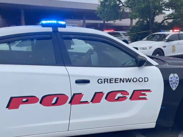 La policía llega hasta la escena del tiroteo en un mall de Greenwood