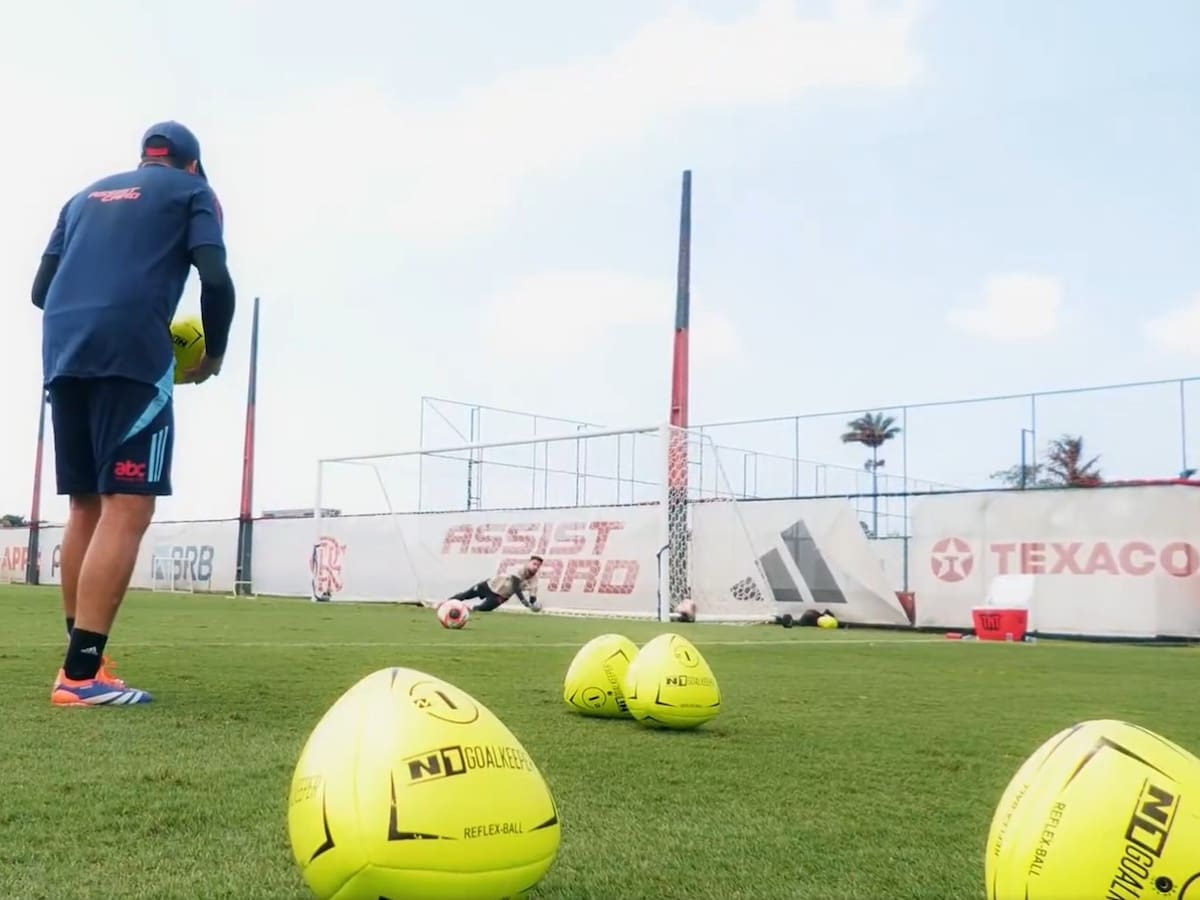 Con pelotas triangulares: el llamativo método que usa Flamengo para entrenar a sus arqueros