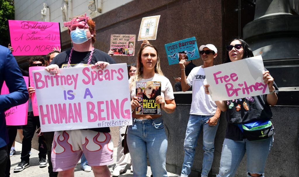 Fanáticos protestan bajo la consigna #FreeBritney en apoyo a Britney Spears. Foto: Getty Images