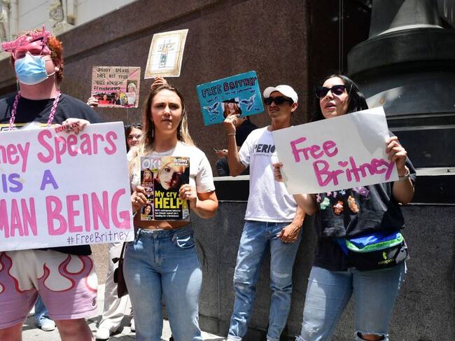 Fanáticos protestan bajo la consigna #FreeBritney en apoyo a Britney Spears. Foto: Getty Images