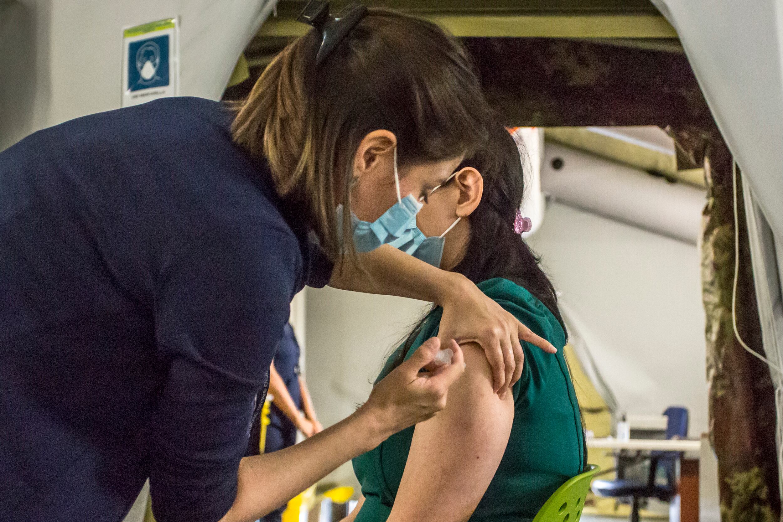 25 DE ENERO 2021 / OSORNO Personal de salud del Hospital Base de Osorno es vacunada contra el Covid-19 durante la cuarentena total debido a la emergencia sanitaria provocada por el coronavirus.
FOTO: FERNANDO LAVOZ /AGENCIAUNO.