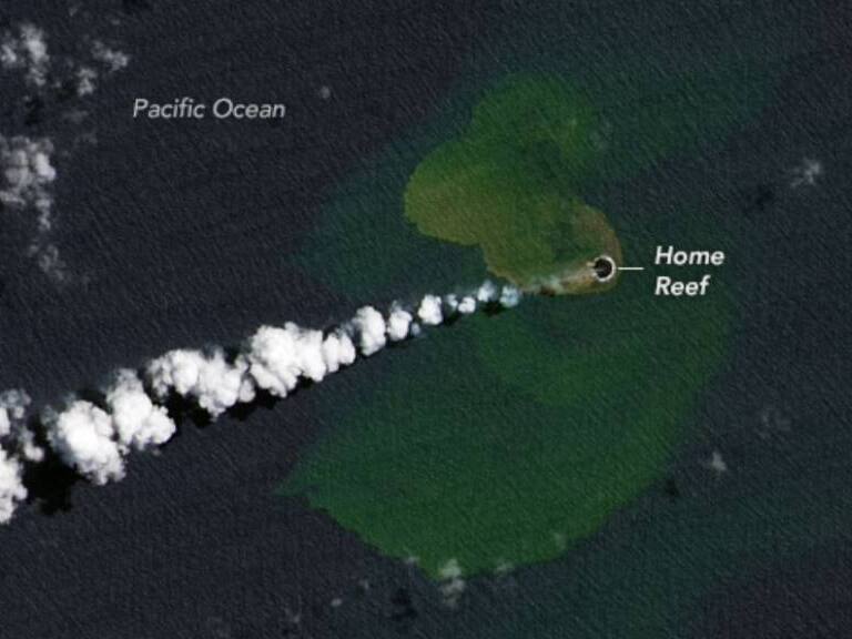 Una nueva isla aparece en el Pacífico tras una erupción submarina