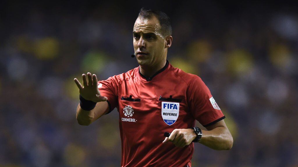 BUENOS AIRES, ARGENTINA - MARCH 12: Referee Esteban Ostojich of Uruguay gestures during a group G match between Boca Juniors and Deportes Tolima as part of Copa CONMEBOL Libertadores 2019 at Estadio Alberto J. Armando on March 12, 2019 in Buenos Aires, Argentina. (Photo by Marcelo Endelli/Getty Images)