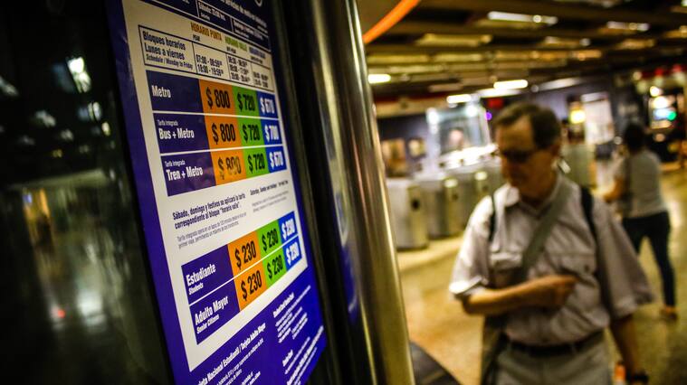 26 de ENERO del 2019/SANTIAGODesde las 23:59 horas del pasado 25 de enero, la tarifa del Transantiago sufrió una nueva alza de 20 pesos, la cuál aumenta los precios de los viajes en 800 pesos el metro en horario punta, 720 pesos en horario valle y 670 en horario bajo. En tanto, las micros tendrán un valor de 700 pesos.
FOTO: HANS SCOTT/AGENCIAUNO