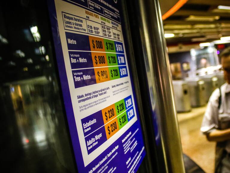 26 de ENERO del 2019/SANTIAGODesde las 23:59 horas del pasado 25 de enero, la tarifa del Transantiago sufrió una nueva alza de 20 pesos, la cuál aumenta los precios de los viajes en 800 pesos el metro en horario punta, 720 pesos en horario valle y 670 en horario bajo. En tanto, las micros tendrán un valor de 700 pesos.
FOTO: HANS SCOTT/AGENCIAUNO