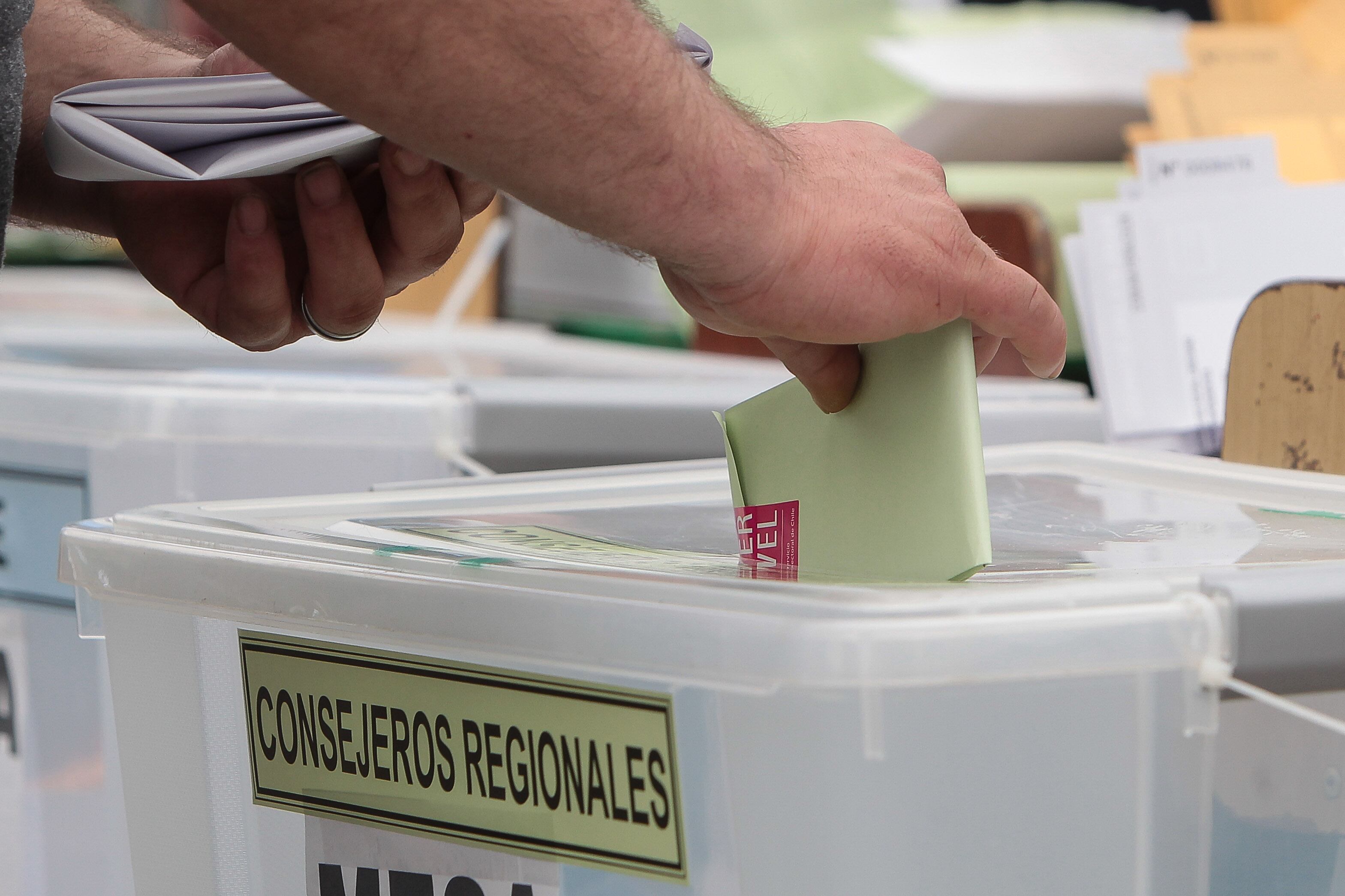 Esta es la multa por sacar una foto al voto (y la razón de por qué está prohibido, según el Servel)