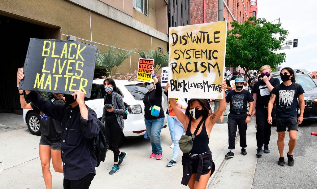 Manifestantes piden terminar con el racismo en Los Angeles