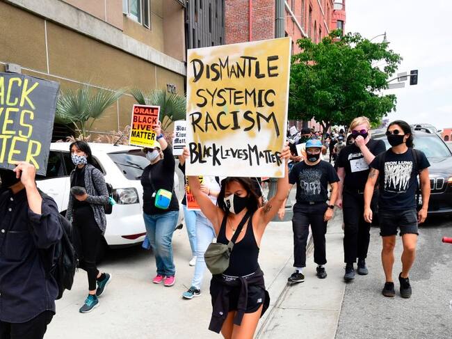 Manifestantes piden terminar con el racismo en Los Angeles