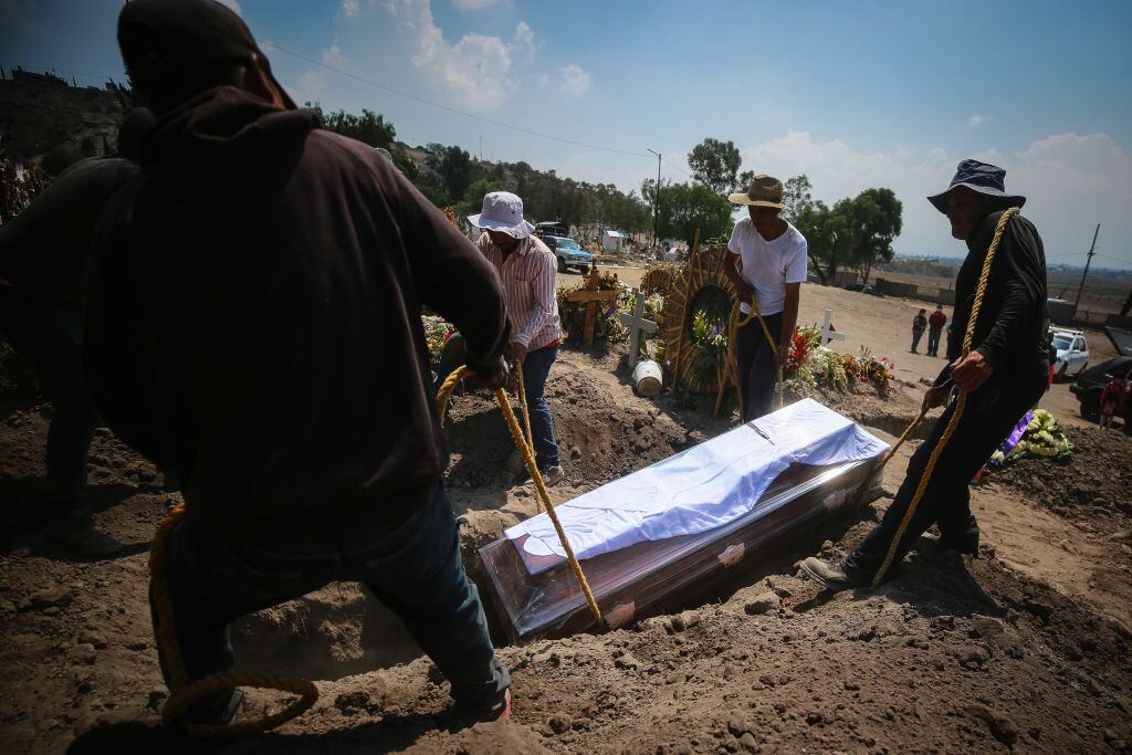 Entierro de víctima del Covid-19 en México