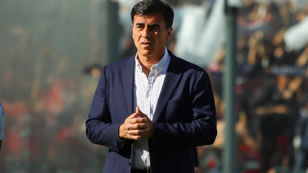 Alfredo Stöhwing insiste en la permanencia de Gustavo Quinteros en Colo Colo: "No ha surgido nada distinto"