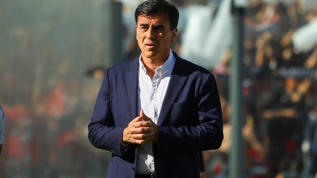 Alfredo Stöhwing insiste en la permanencia de Gustavo Quinteros en Colo Colo: "No ha surgido nada distinto"