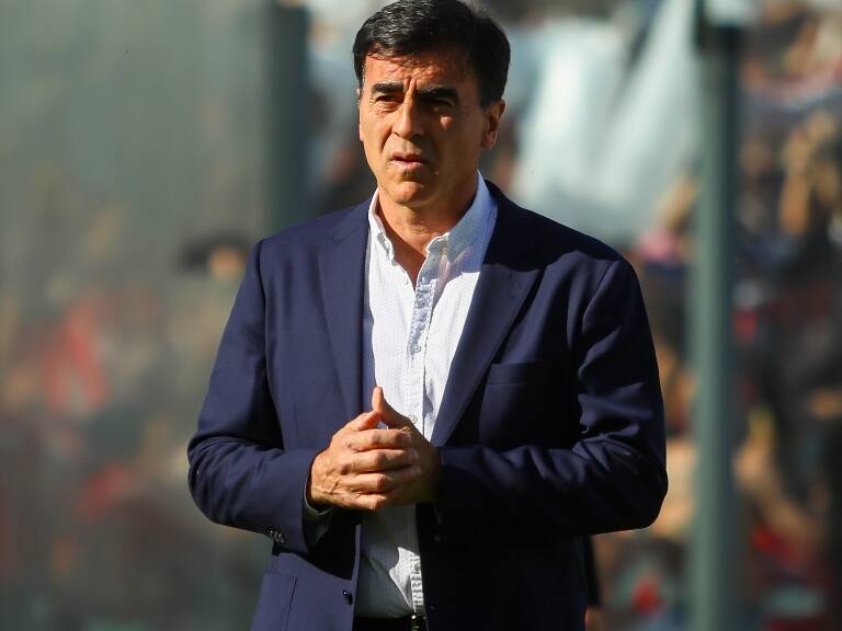 Alfredo Stöhwing insiste en la permanencia de Gustavo Quinteros en Colo Colo: "No ha surgido nada distinto"