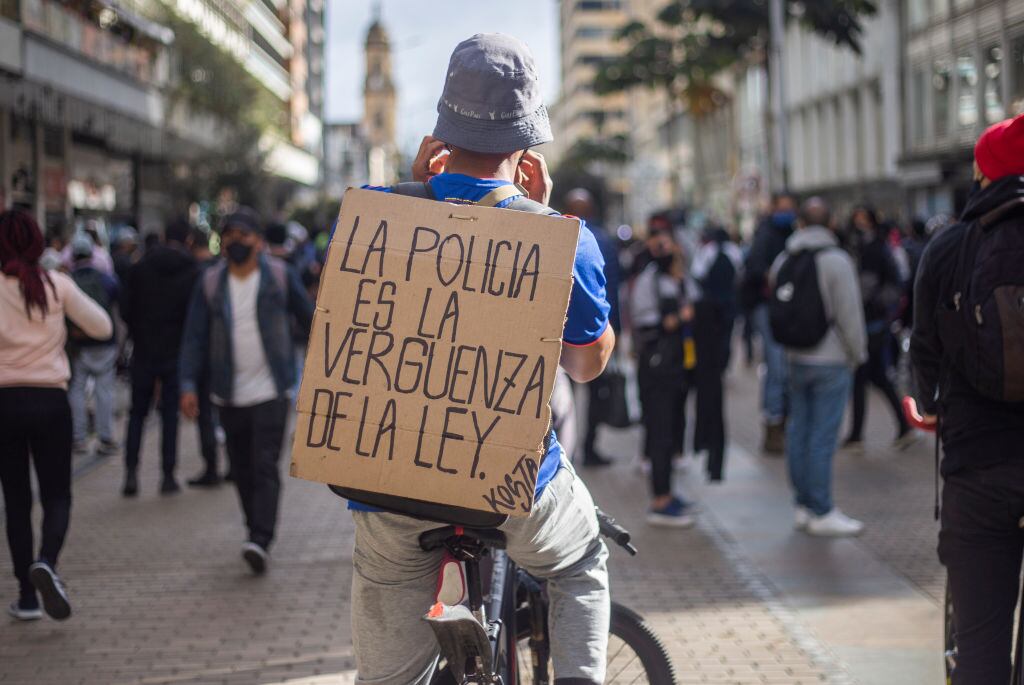 Manifestante denuncia la violencia de la represión policial en Colombia