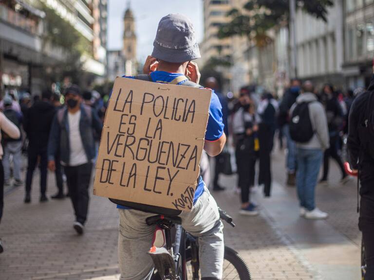 Manifestante denuncia la violencia de la represión policial en Colombia