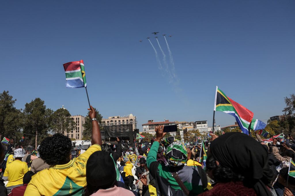 Los seguidores del presidente Cyril Ramaphosa asisten en la ciudad de Pretoria a la ceremonia de inicio del nuevo mandato del gobierno de Sudáfrica.