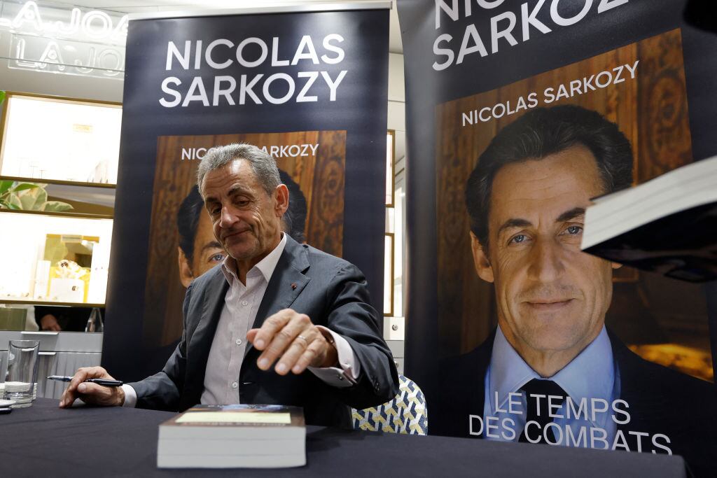 El exmandatario francés Nicolas Sarkozy presenta "El Tiempo de los Combates" en una librería en Neuilly-sur-Seine, en una zona al norte de la ciudad de París.