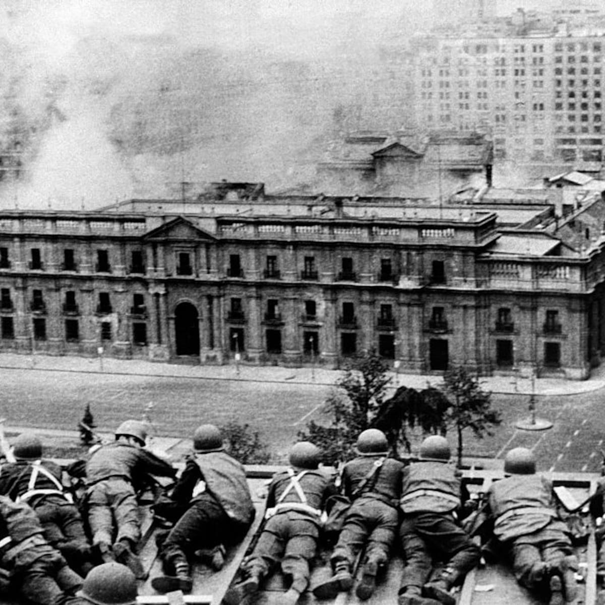 Las 23 fotos inéditas del 11 de septiembre: así se vio el bombardeo a La Moneda desde el aire en 1973