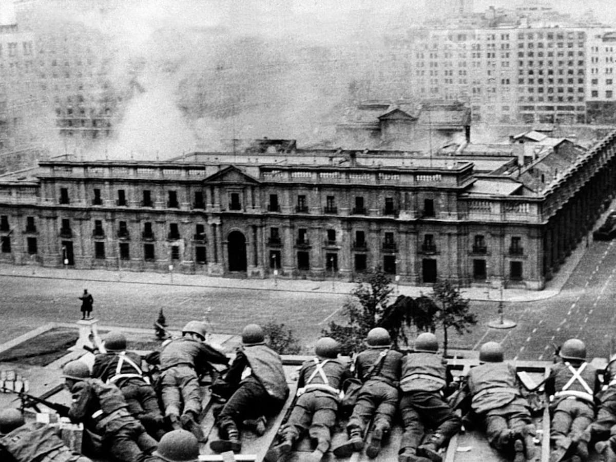 Las 23 fotos inéditas del 11 de septiembre: así se vio el bombardeo a La Moneda desde el aire en 1973