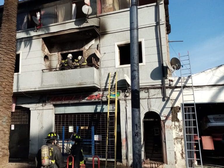 Incendio afectó a domicilio en la comuna de Independencia: siniestro ya fue controlado por bomberos