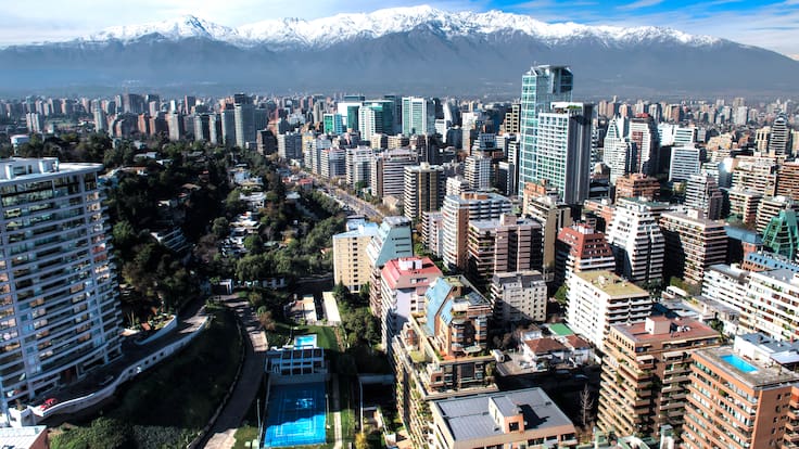 La invisible falla urbana que obliga a la mayoría de los santiaguinos a abandonar sus comunas todos los días