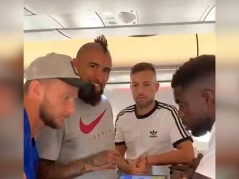 Arturo Vidal se sumó a la pretemporada del FC Barcelona, jugando ludo con sus compañeros
