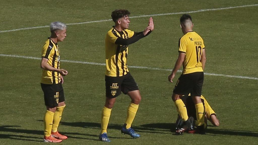 04 de Octubre de 2020/CONCEPCION
Celebracion Fernandez Vial para el 0-2, durante el partido valido por la cuarta fecha del Campeonato de Segunda Division, entre Deportes Concepcion vs Fernandez Vial, disputado en el Estadio Ester Roa.
FOTO:SEBASTIAN BROGCA/AGENCIAUNO