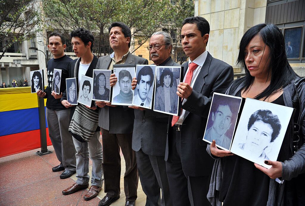 Familiares de víctimas de asesinados por el ejército se manifiesta ante los tribunales en Colombia
