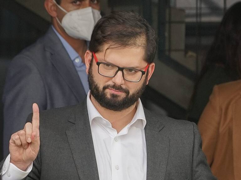 07 de abril 2022/SANTIAGOEl Presidente de la República, Gabriel Boric Font, junto a ministros y ministras de su gabinete participan de un encuentro junto a vecinos y vecinas de Maipú. Tras la cita, el Mandatario anunció el Plan de recuperación inclusiva Chile Apoya que incluye diversas medidas
FOTO : FRANCISCO CASTILLO/AGENCIAUNO