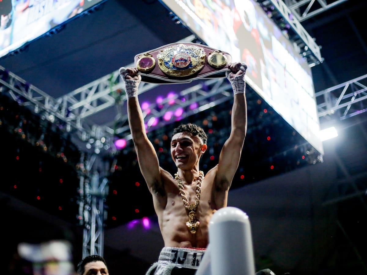 Boxeo: el impactante knockout con que Junior “La Joya” Cruzat retuvo el título junior superpluma de la WBO