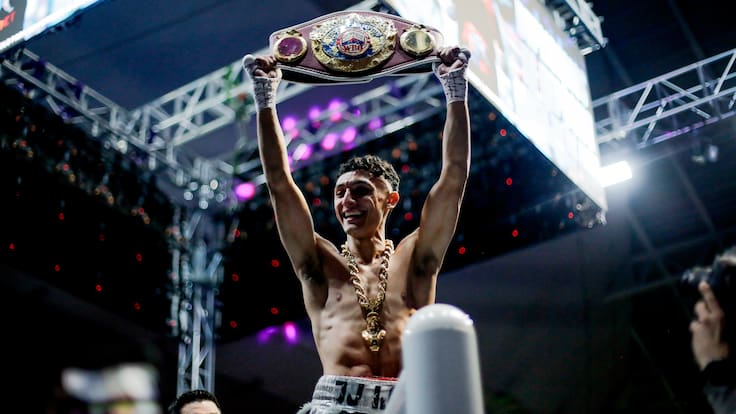Boxeo: el impactante knockout con que Junior “La Joya” Cruzat retuvo el título junior superpluma de la WBO