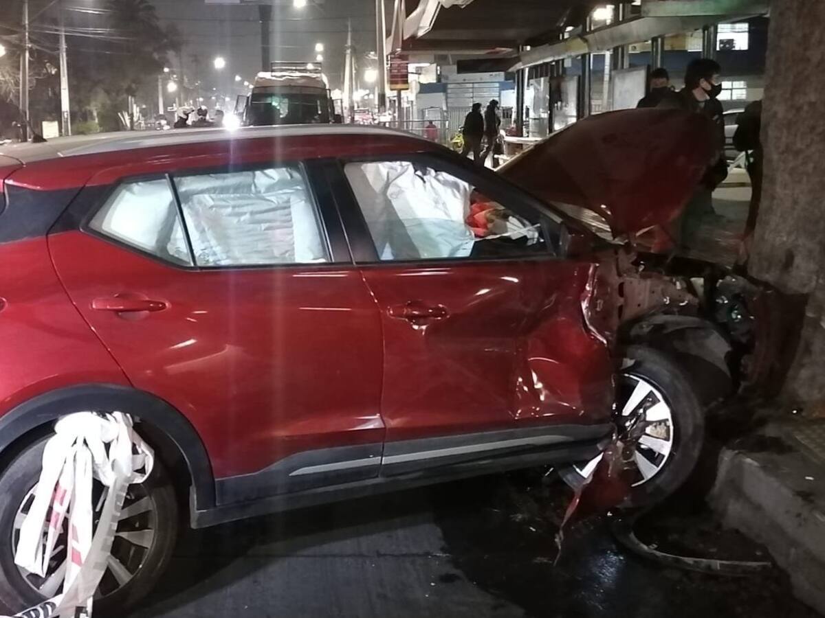 Accidente de tránsito: Camioneta impactó contra un paradero en Recoleta dejando al menos cuatro heridos