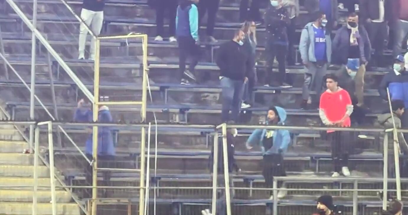 Hincha de Universidad Católica realiza gestos racistas contra brasileños
