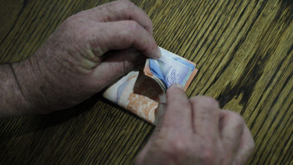 9 de julio de 2014/SANTIAGO
Detalle de billetes que suman 225 mil pesos, lo que equivale al salario mínimo que fue aprobado hoy por el senado. 

FOTO: DAVID VON BLOHN/ AGENCIAUNO