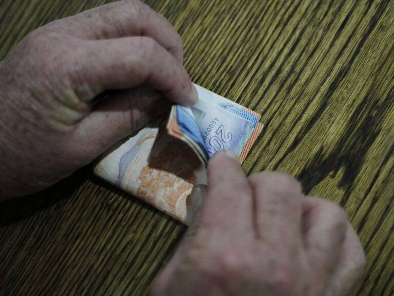 9 de julio de 2014/SANTIAGO
Detalle de billetes que suman 225 mil pesos, lo que equivale al salario mínimo que fue aprobado hoy por el senado.
FOTO: DAVID VON BLOHN/ AGENCIAUNO
