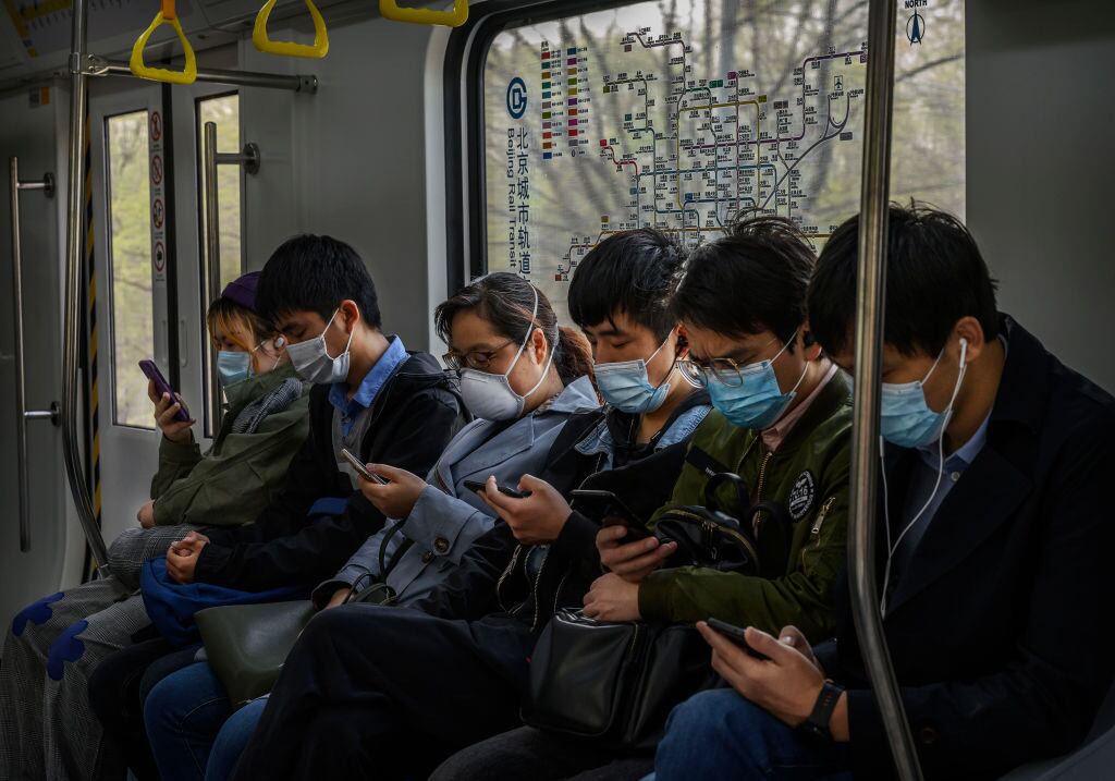 Ciudadanos viajan con mascarillas en el metro en China