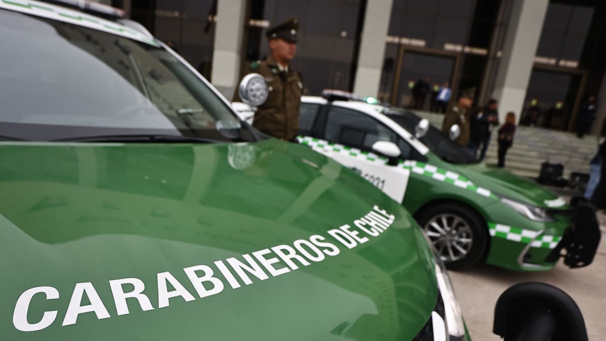 Dos carabineros son agredidos por 15 personas en Macul tras control de identidad