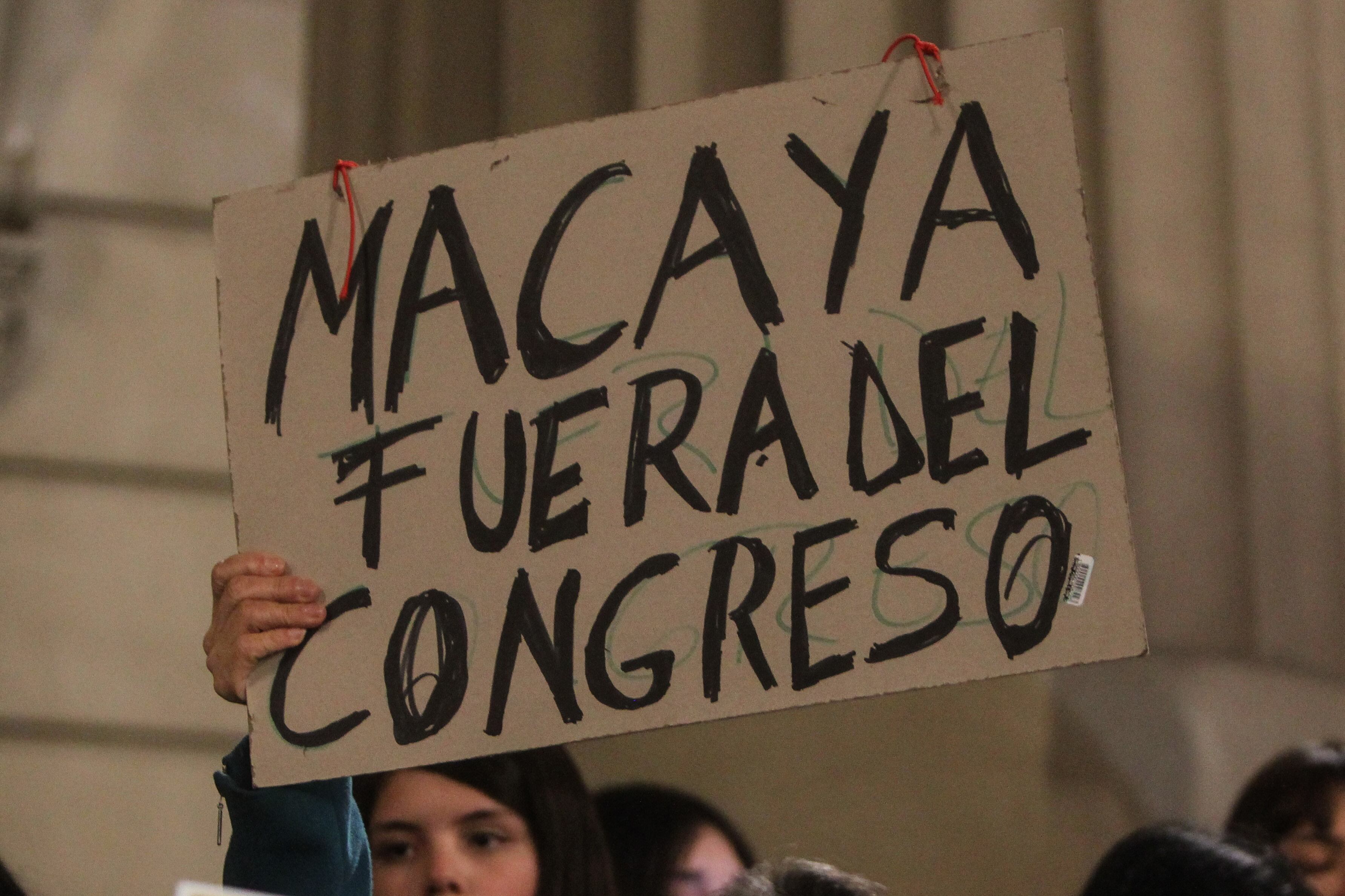 Personas protestan fuera de los tribunales de justicia: exigen renuncia de senador Javier Macaya