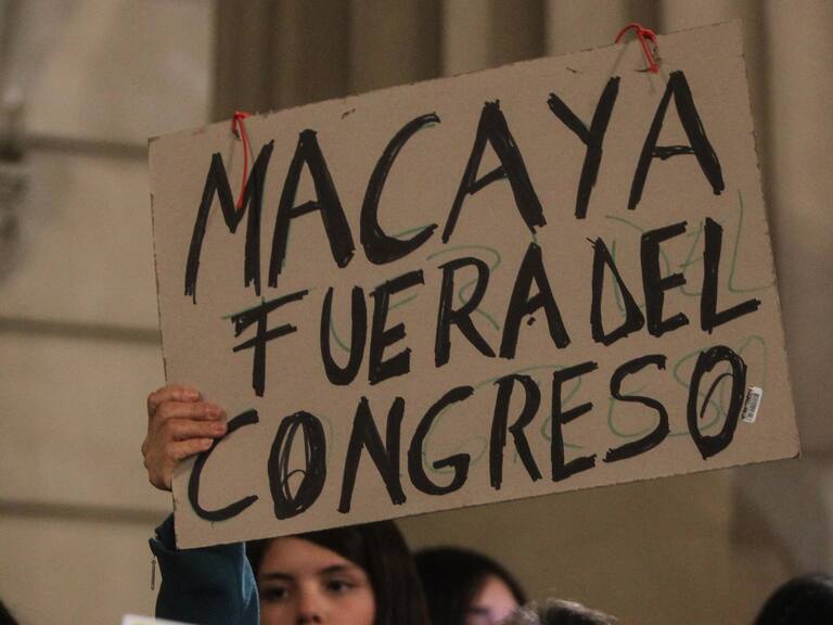 Personas protestan fuera de los tribunales de justicia: exigen renuncia de senador Javier Macaya