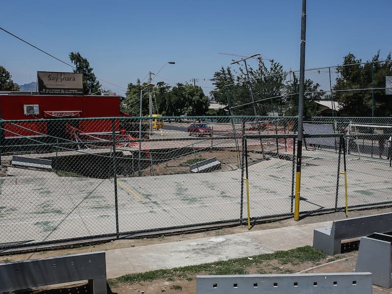 Revisa las imágenes: municipalidad de Conchalí explica los motivos del gran socavón en multicancha