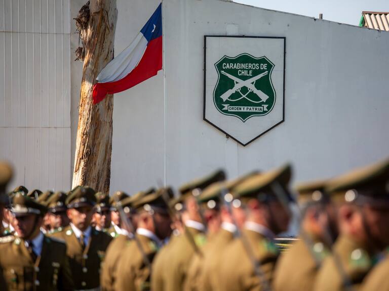 Ofertas de trabajo en Carabineros de Chile: así puedes postular a los nuevos cargos para civiles en la institución con sueldos que rozan los $850 mil
