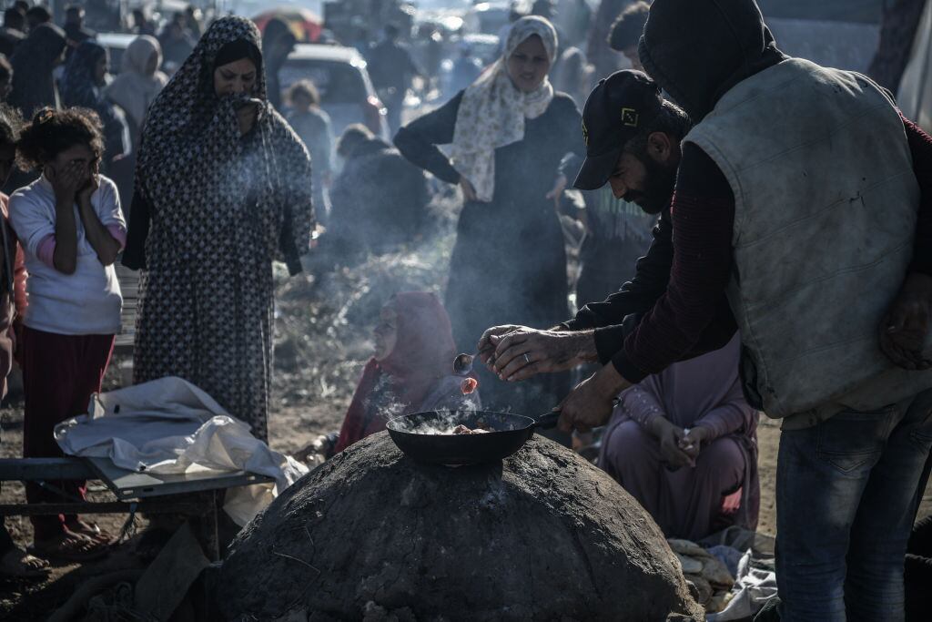 Palestinos se preparan para compartir algo de alimentos en medio de la hambruna que enfrentan los habitantes de la Franja de Gaza.