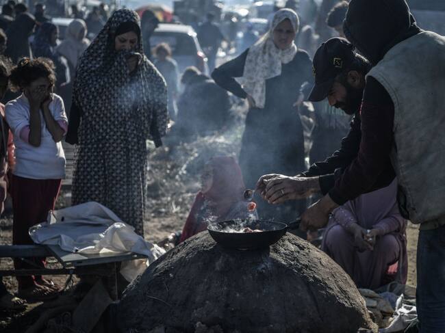 Palestinos se preparan para compartir algo de alimentos en medio de la hambruna que enfrentan los habitantes de la Franja de Gaza.