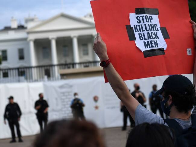 Protesters gather outside the White House in Washington, DC, on May 29, 2020 in a demonstration over the death of George Floyd, a black man who died after a white policeman kneeled on his neck for several minutes. - Demonstrations are being held across the US after George Floyd died in police custody on May 25. (Photo by Eric BARADAT / AFP) (Photo by ERIC BARADAT/AFP via Getty Images)