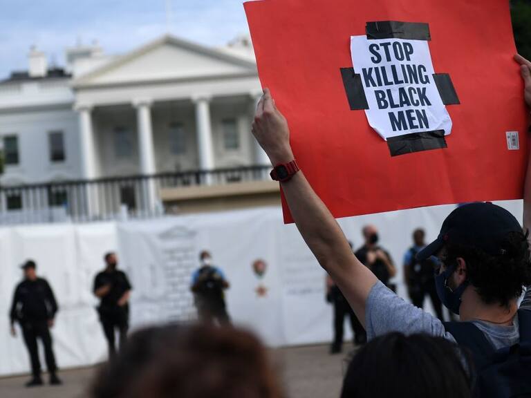 Protesters gather outside the White House in Washington, DC, on May 29, 2020 in a demonstration over the death of George Floyd, a black man who died after a white policeman kneeled on his neck for several minutes. - Demonstrations are being held across the US after George Floyd died in police custody on May 25. (Photo by Eric BARADAT / AFP) (Photo by ERIC BARADAT/AFP via Getty Images)