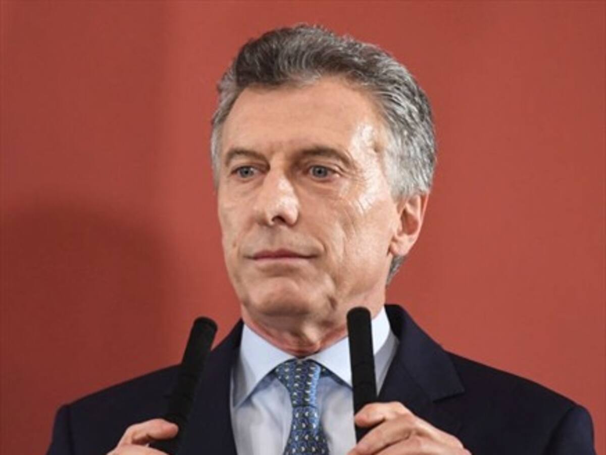 Argentina paga intereses de 73,3% para sostener al peso